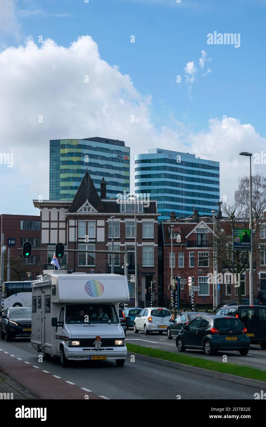 ARNHEM, PAYS-BAS, MARS 4 2020 : deux scyscrapers à Arnhem du parc Sonsbeek à Arnhem Banque D'Images