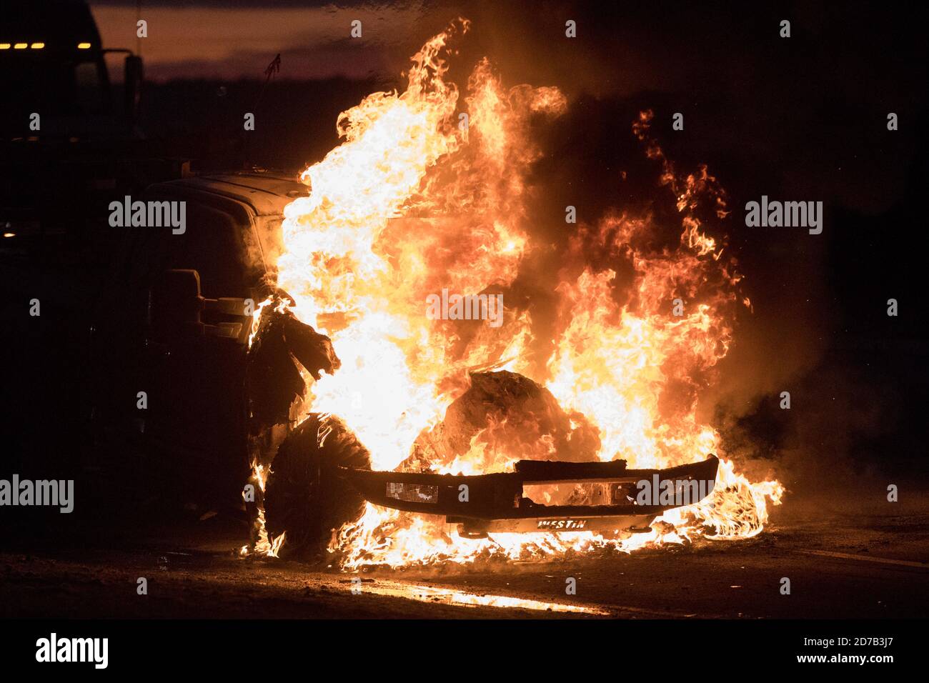 Voiture prise au feu. Banque D'Images