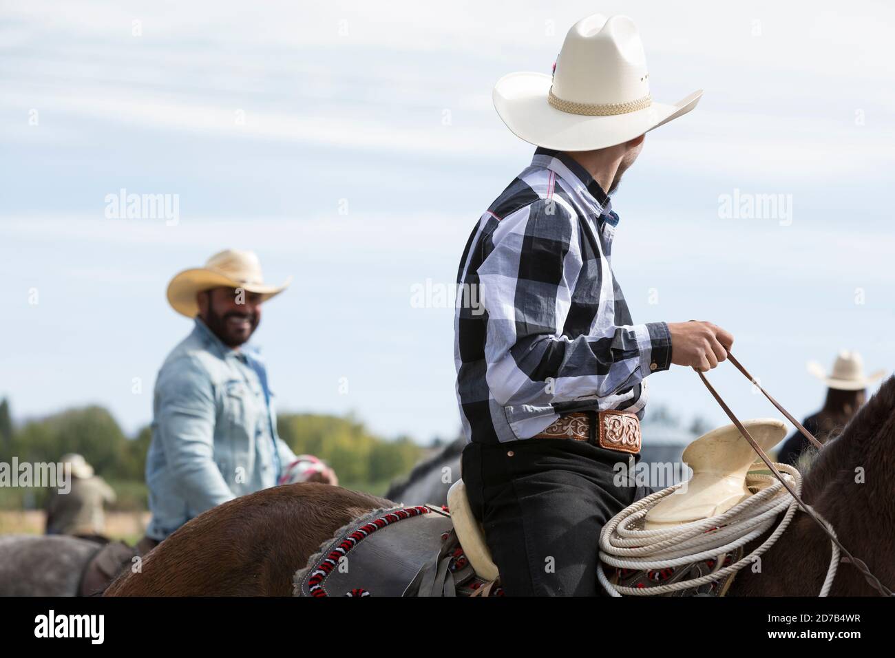 MeMO Sanchez (à gauche) et Hugo Quintero arrivent à cheval pour une représentation de la danse du Cheval mexicain à Tieton, Washington, le samedi 17 octobre 2020. La danse traditionnelle sera présentée pratiquement tout au long des mois d'octobre et de novembre dans le but de limiter la propagation du virus COVID-19 lors de la fête de la communauté annuelle Dia de los Muertos de Tieton Arts & Humanities. Banque D'Images