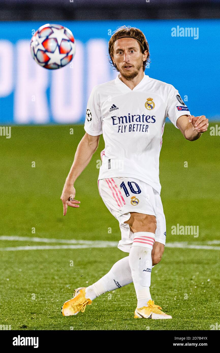 Madrid, Espagne. 21 octobre 2020. Luka Modric du Real Madrid cherche à  faire tomber le ballon pendant le match de groupe de la Ligue des champions  de l'UEFA entre le Real Madrid