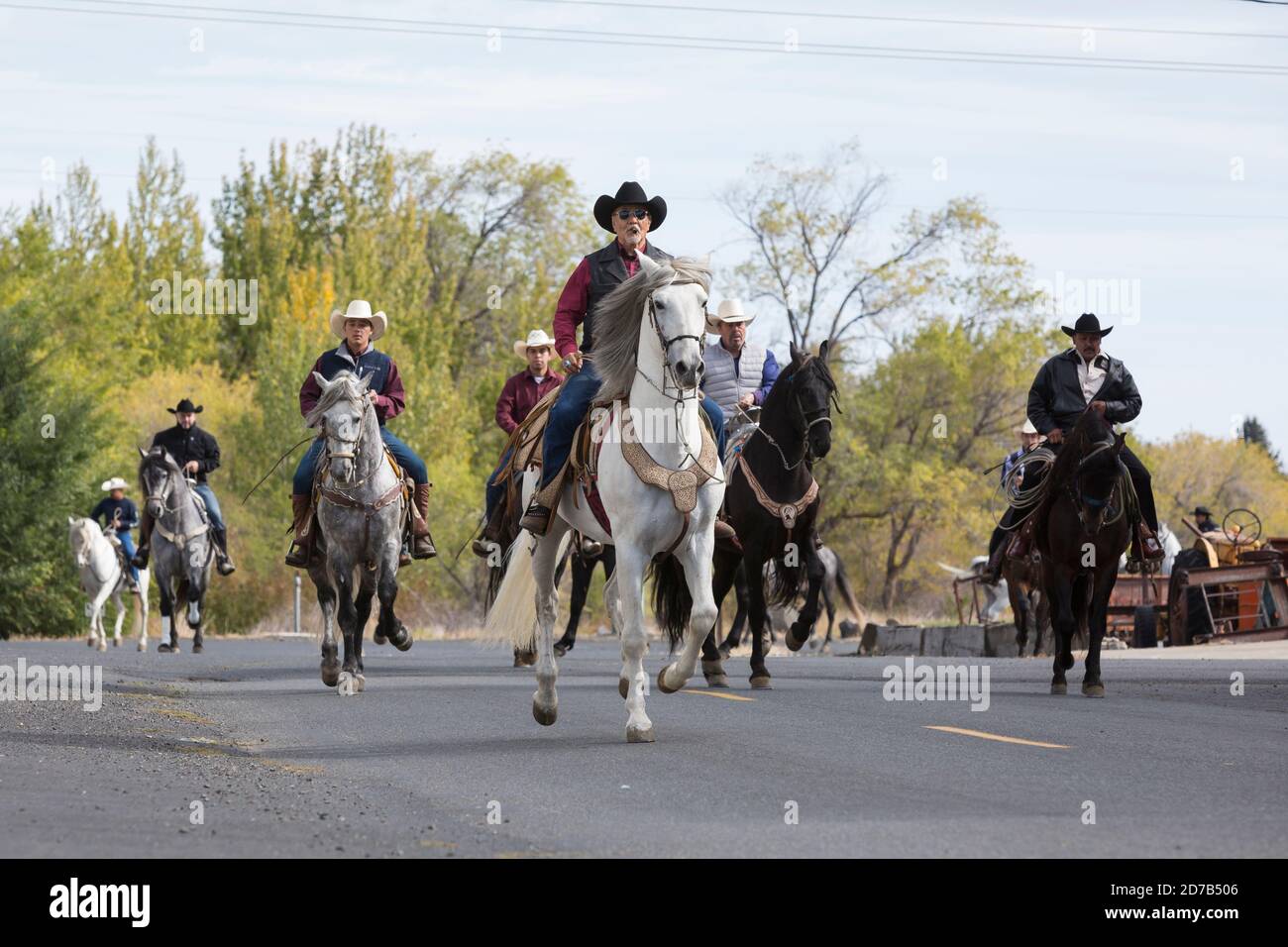 Les cow-boys locaux arrivent à cheval pour une représentation de la danse du Cheval mexicain à Tieton, Washington, le samedi 17 octobre 2020. La danse traditionnelle sera présentée pratiquement tout au long des mois d'octobre et de novembre dans le but de limiter la propagation du virus COVID-19 lors de la fête de la communauté annuelle Dia de los Muertos de Tieton Arts & Humanities. Banque D'Images