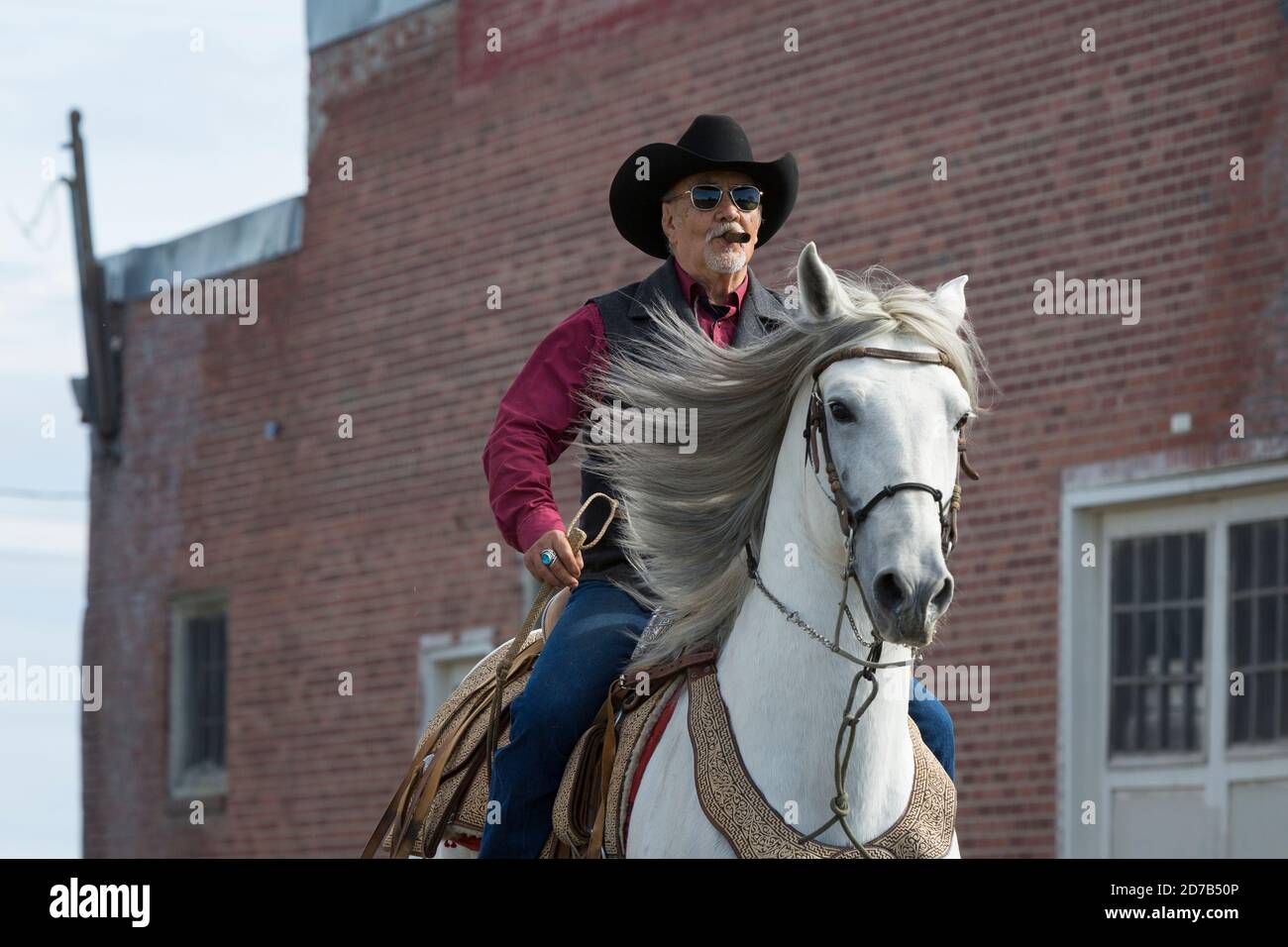 Un cow-boy local arrive à cheval pour une représentation de la danse du Cheval mexicain à Tieton, Washington, le samedi 17 octobre 2020. La danse traditionnelle sera présentée pratiquement tout au long des mois d'octobre et de novembre dans le but de limiter la propagation du virus COVID-19 lors de la fête de la communauté annuelle Dia de los Muertos de Tieton Arts & Humanities. Banque D'Images