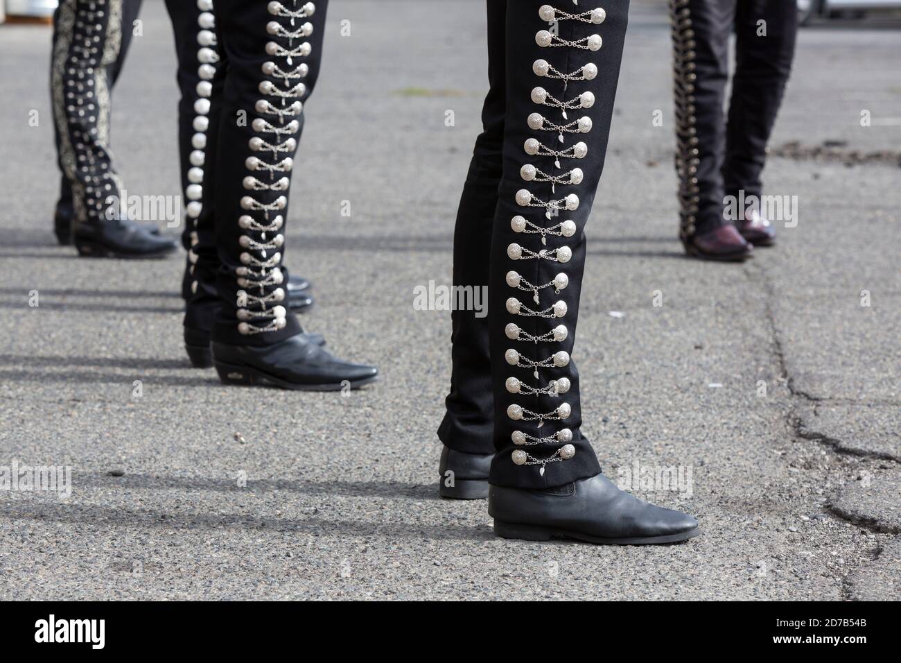 Mariachi Los Trovadores accompagne une représentation de la danse du Cheval mexicain à Tieton, Washington, le samedi 17 octobre 2020. La danse traditionnelle sera présentée pratiquement tout au long des mois d'octobre et de novembre dans le but de limiter la propagation du virus COVID-19 lors de la fête de la communauté annuelle Dia de los Muertos de Tieton Arts & Humanities. Banque D'Images