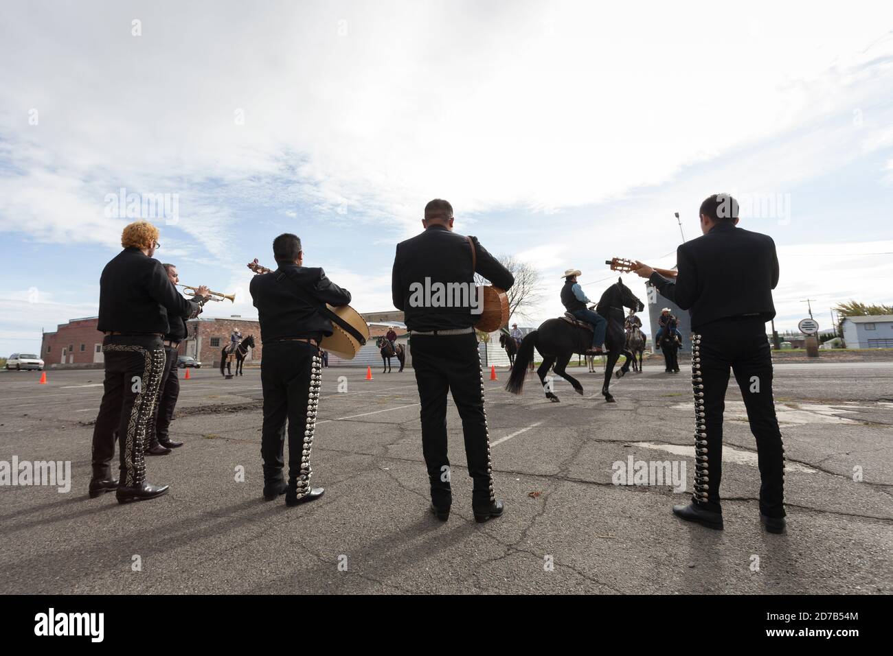 Mariachi Los Trovadores accompagne une représentation de la danse du Cheval mexicain à Tieton, Washington, le samedi 17 octobre 2020. La danse traditionnelle sera présentée pratiquement tout au long des mois d'octobre et de novembre dans le but de limiter la propagation du virus COVID-19 lors de la fête de la communauté annuelle Dia de los Muertos de Tieton Arts & Humanities. Banque D'Images