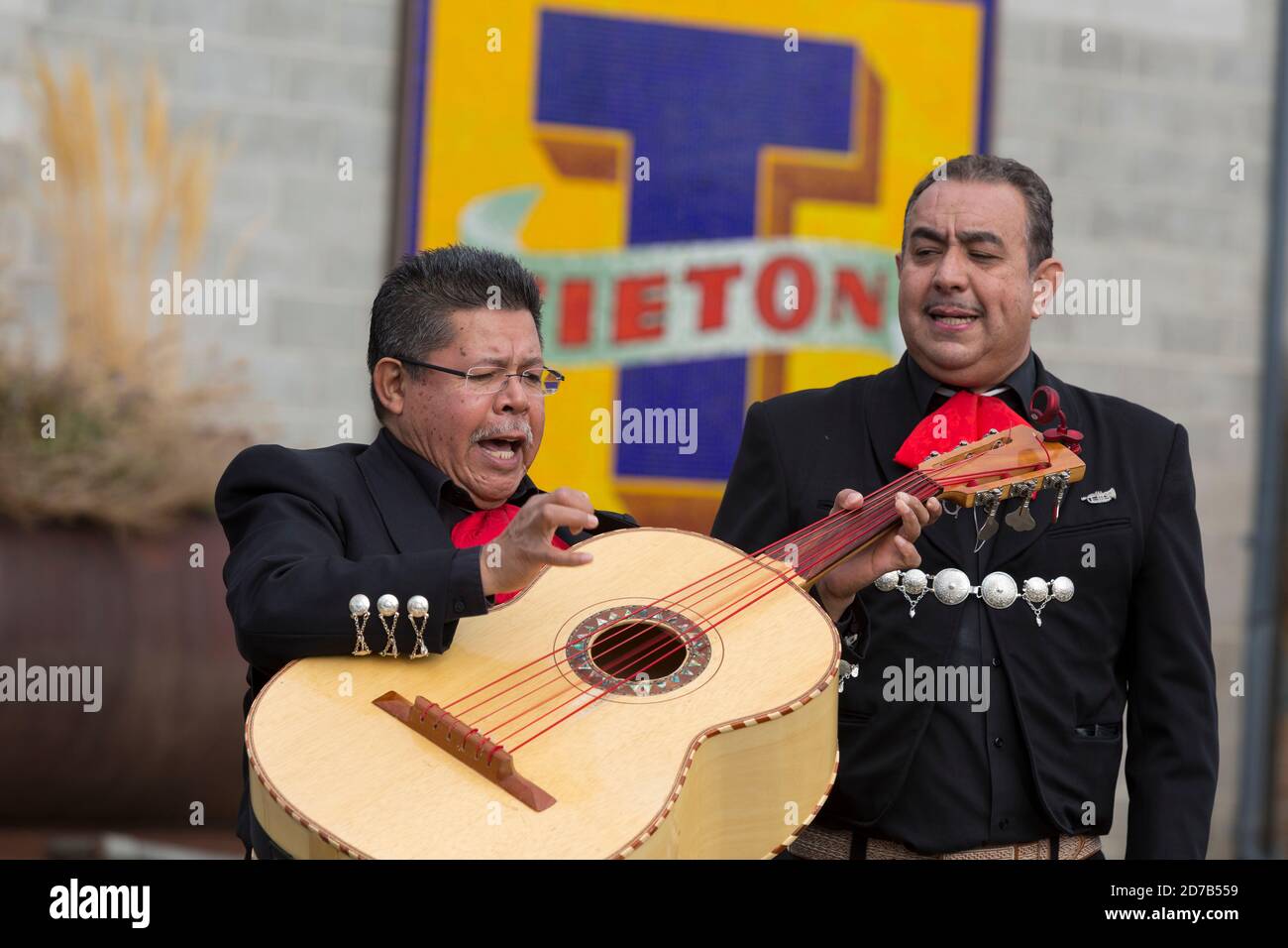 Mariachi Los Trovadores accompagne une représentation de la danse du Cheval mexicain à Tieton, Washington, le samedi 17 octobre 2020. La danse traditionnelle sera présentée pratiquement tout au long des mois d'octobre et de novembre dans le but de limiter la propagation du virus COVID-19 lors de la fête de la communauté annuelle Dia de los Muertos de Tieton Arts & Humanities. Banque D'Images