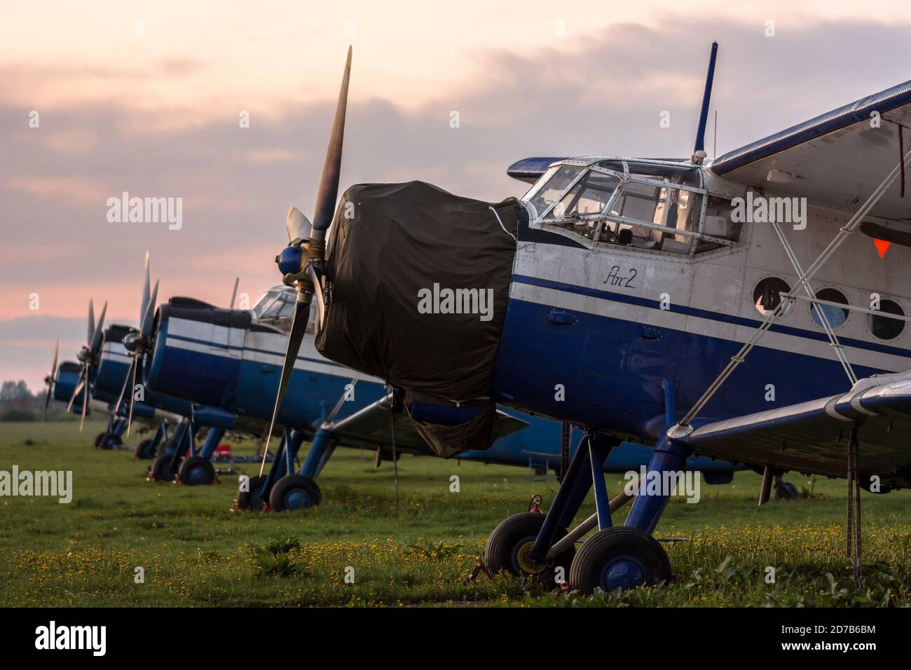 Groupe d'avions soviétiques Antonov an-2 sur l'aérodrome au crépuscule Banque D'Images