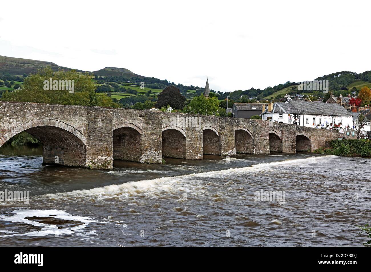 Pont Crickhowell à Powys, pays de Galles. Ville pittoresque de Crickhowell Bridge au-dessus de la rivière Usk niché dans la vallée d'Usk dans les Brecon Beacons. ©PRWph Banque D'Images