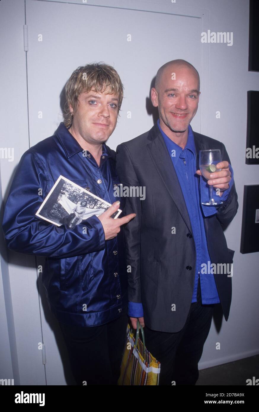 Eddie Izzard et Michael Stipe à New York 1997. Crédit : Henry McGee/MediaPunch Banque D'Images