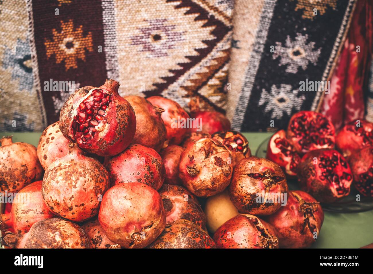 Fruits de grenade mûrs sur la tablette du marché, grenat en forme de salve trop mûre se trouve sur le dessus Banque D'Images