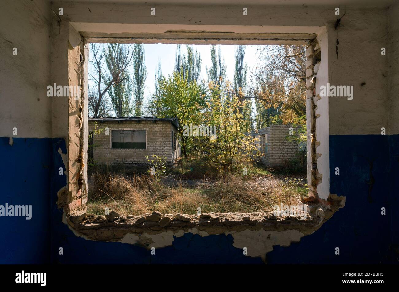 vue depuis la fenêtre d'une maison abandonnée dans Le village de l'Ukraine pendant la guerre Banque D'Images