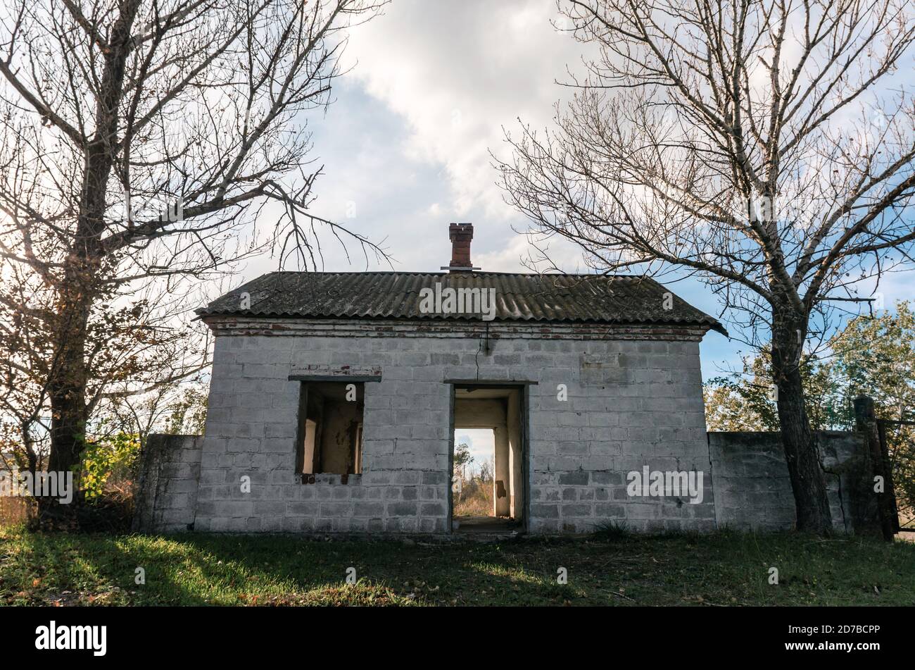 Ancienne maison de village en bois abandonnée en Ukraine en automne Banque D'Images