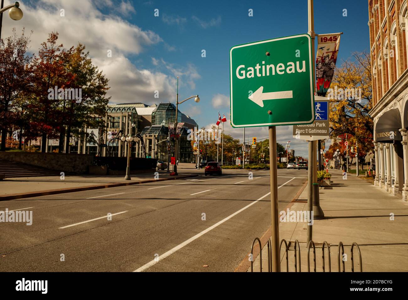 Ottawa, Ontario, Canada - le 8 octobre 2020 : un panneau dans le centre-ville d'Ottawa, Ontario, indique les conducteurs en direction de Gatineau, Québec. Banque D'Images