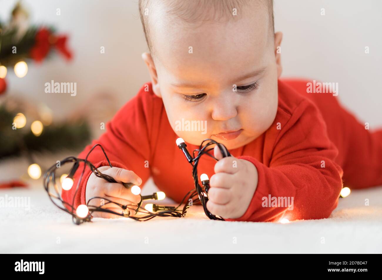 Joyeux Noel Et Bonne Annee Bebes Enfance Vacances Concept Gros Plan 6 Mois Nouveau Ne Bebe Dans Des Vetements Rouges Sur Son Ventre Crawls Avec Photo Stock Alamy