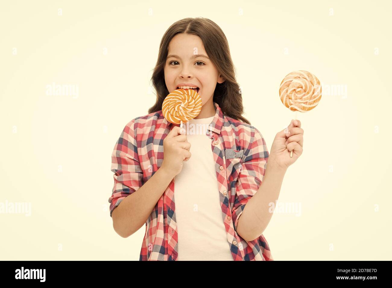 Lollipop par jour vous aide à vous reposer et à jouer. Bonne fille profiter de la lollipop isolé sur blanc. Un enfant de petite taille liche. Profitez d'une ambiance de tourbillon colorée sur le bâton. Manger malsain. Friandises. Boutique de bonbons. Banque D'Images