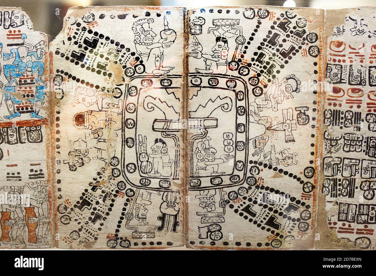 Madrid, Espagne - 11 juillet 2020 : fragment du Codex de Madrid peint avec écriture et divinités glyphes. Rare survivant pré-Columbian Maya livre. Musée de l'Am Banque D'Images