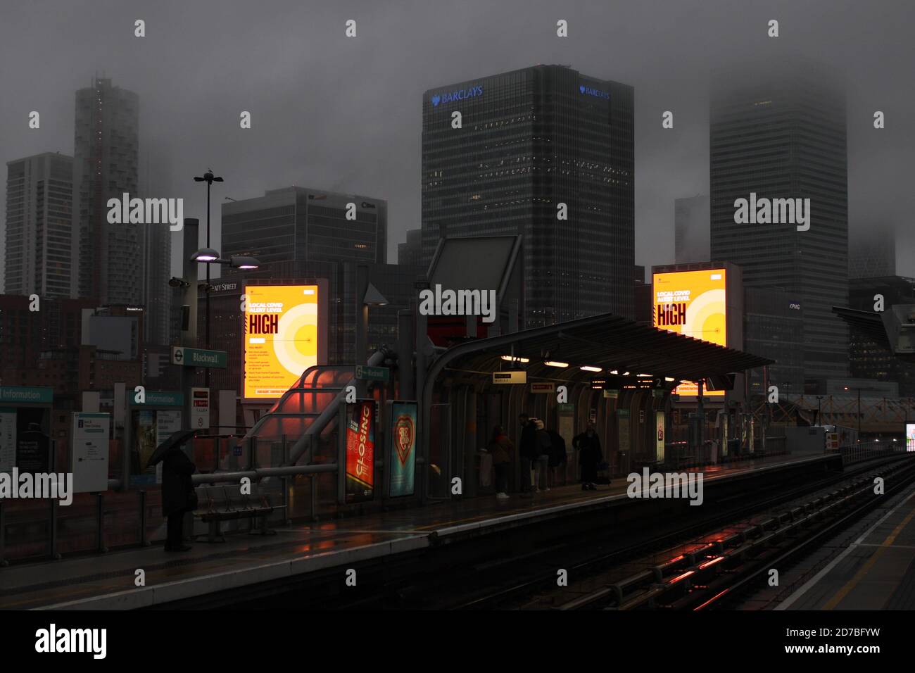 Londres, Royaume-Uni. 21 octobre 2020. Photo prise le 21 octobre 2020 montre des signes du niveau d'alerte local COVID-19 est élevé, à la station DLR Blackwall de Londres, en Grande-Bretagne. D'après les chiffres officiels publiés mercredi, 26,688 000 personnes supplémentaires en Grande-Bretagne se sont avérés positifs pour le COVID-19, soit l'augmentation quotidienne la plus élevée depuis le début de la pandémie dans le pays. Crédit: Tim Ireland/Xinhua/Alamy Live News Banque D'Images
