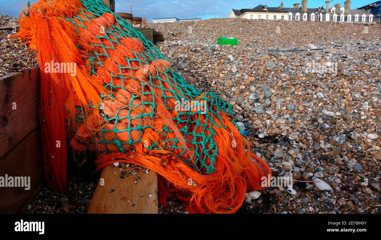 AJAXNETPHOTO. WORTHING, ANGLETERRE. - POLLUTION DE PLAGE - PÊCHE AU CHALUT DE NYLON NET LAVÉ À LA TERRE. PHOTO:JONATHAN EASTLAND/AJAX REF:P1020186 Banque D'Images