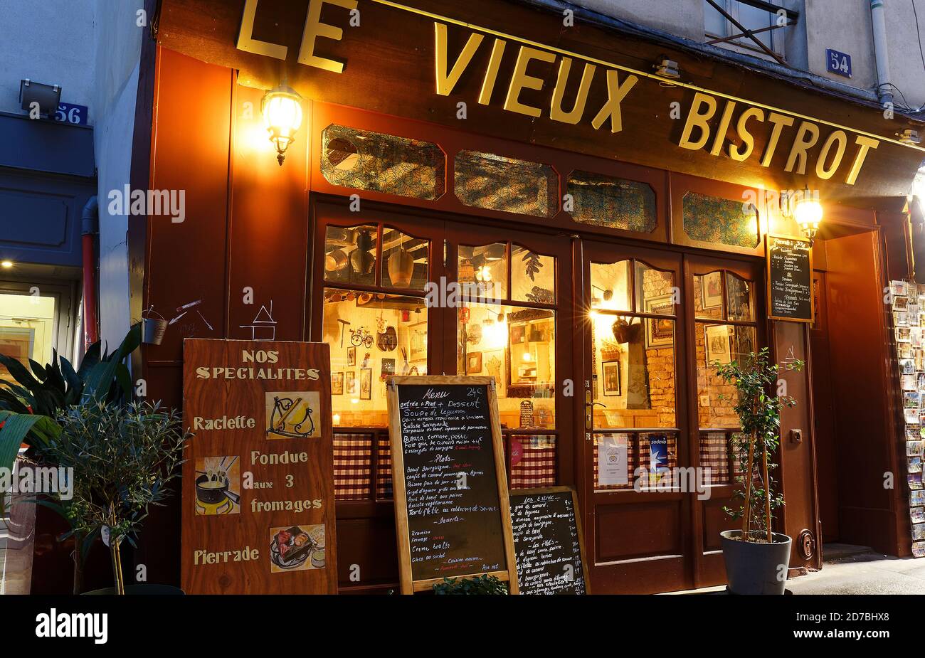 Le vieux Bistro est un charmant petit restaurant situé rue Mouffetard à Paris, en France. Banque D'Images