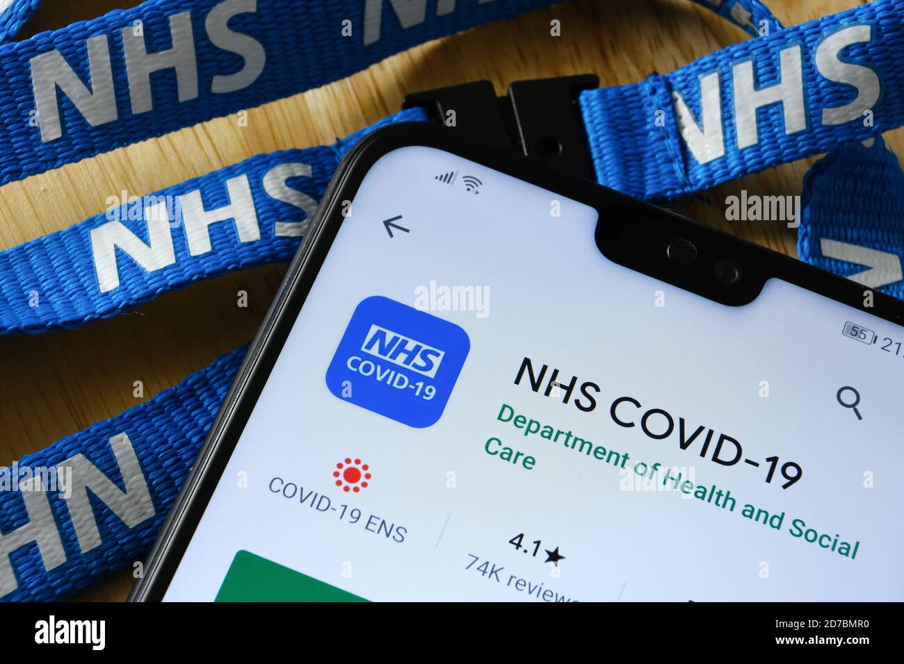 Manchester / Royaume-Uni - 21 octobre 2020 : application NHS COVID-19 vue dans Play Store sur l'écran du smartphone à côté du cordon NHS. Banque D'Images