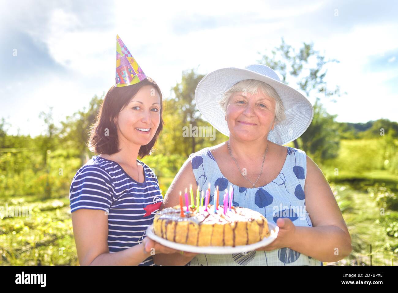 L Anniversaire De La Grand Mere Qui Avec Un Sourire Avec Sa Fille Dans Le Village Et Tient Un Gateau Maison D Anniversaire Photo Stock Alamy L Anniversaire De La Grand Mere Qui Avec Un Sourire Avec Sa Fille Dans Le Village Et Tient Un Gateau Maison D Anniversaire Photo Stock Alamy