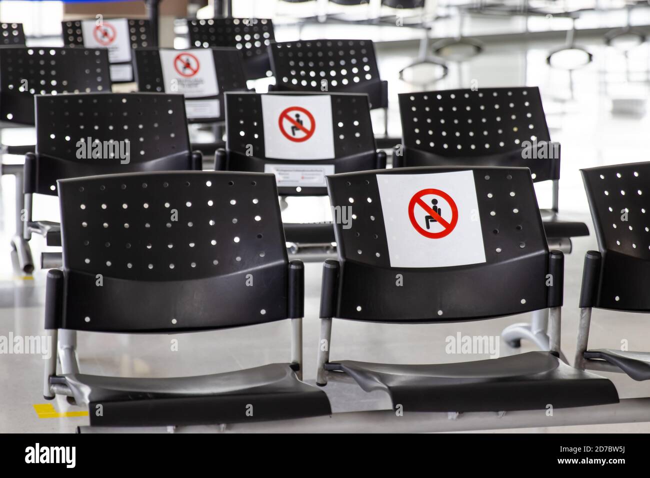 PALMIRA, COLOMBIE - OCTOBRE 2020 : salle d'attente vide à l'aéroport de Cali en Colombie pendant la pandémie COVID-19 avec signes de distanciation sociale sur les chaises Banque D'Images