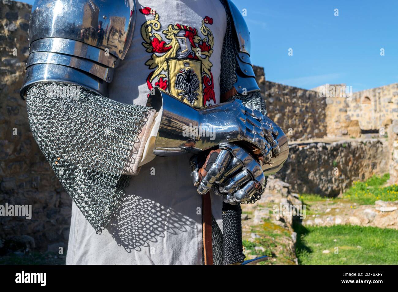 VIDEO. En cotte de maille et armure médiévale, une cinquantaine de  chevaliers se combattent en duel pour remporter le Lion d'Acier