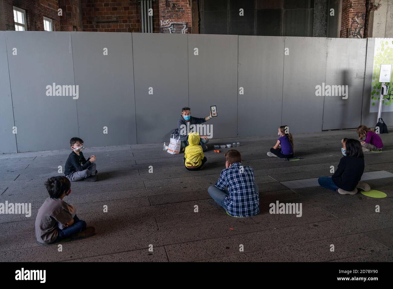 New York, NY - 21 octobre 2020 : les élèves de l'école primaire PS 11 participent à des cours d'art et de sciences dans le cadre du programme d'enrichissement après l'école du High Line Park Banque D'Images