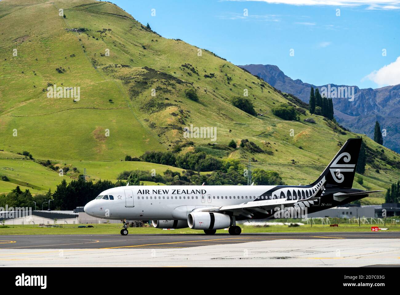 Queenstown, NOUVELLE-ZÉLANDE - DEC 9, 2016: L'avion d'Air New Zealand prend son décollage de la piste de l'aéroport de Queenstown, Queenstown, South Island of New Banque D'Images