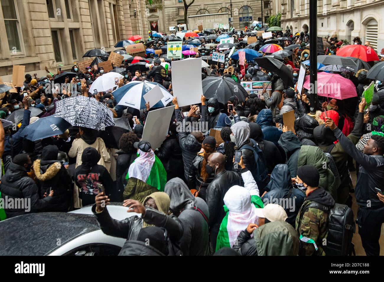 Londres, Royaume-Uni. 21 octobre 2020. Manifestations contre les meurtres de la police au Nigeria après 12 jours de manifestations contre la police. Crédit : Michael Tubi/Alay Live News Banque D'Images