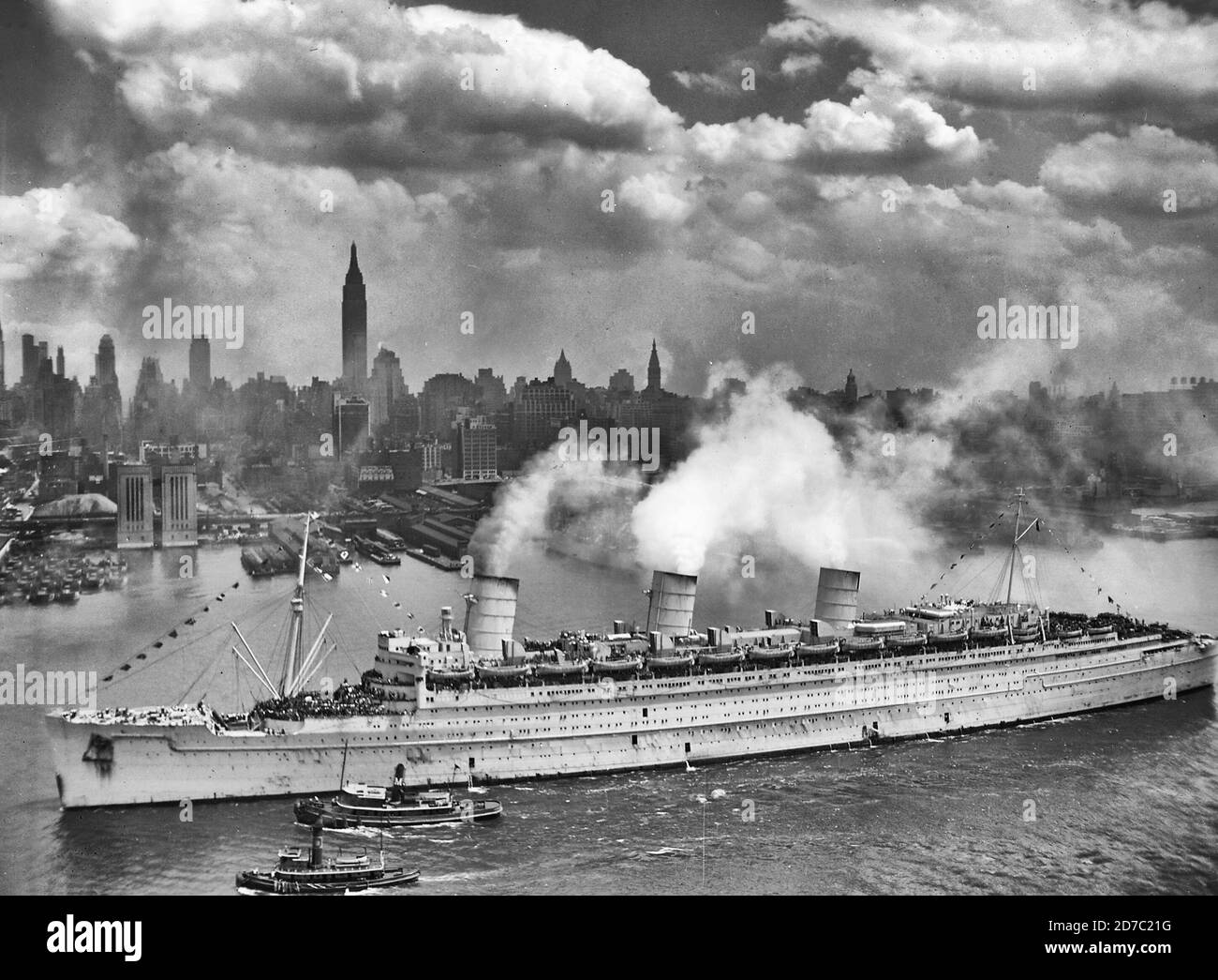 Le paquebot britannique RMS Queen Mary arrive dans le port de New York, le 20 juin 1945, avec des milliers de troupes américaines d'Europe. La reine Marie porte toujours sa peinture de guerre gris clair. Vue depuis Hamilton Avenue, Weehawken. Banque D'Images