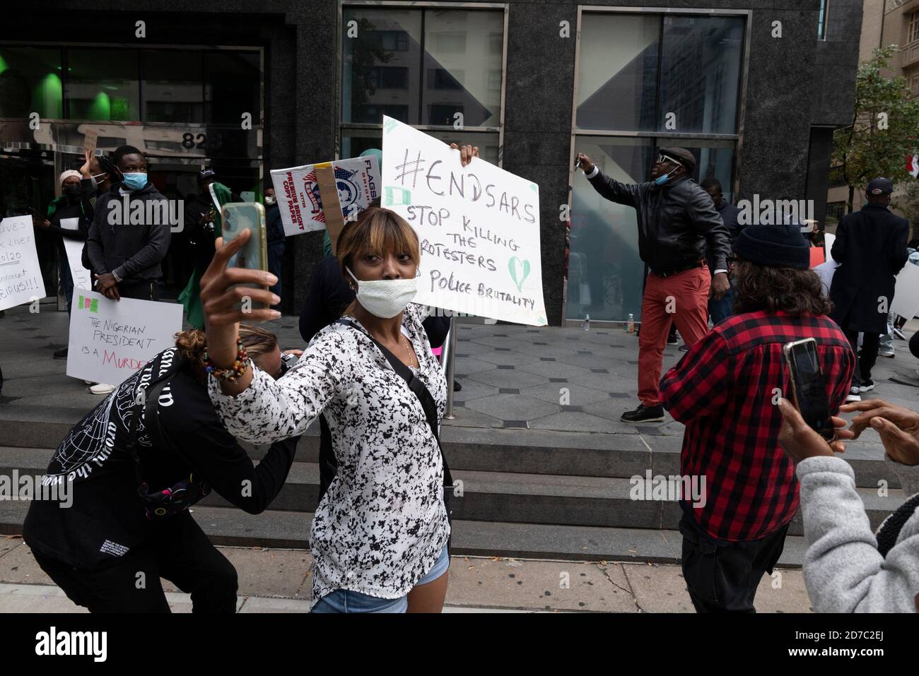 New York, New York, États-Unis. 21 octobre 2020. Des manifestants se manifestent lors d'une manifestation nigériane à New York, dans le cadre d'une vie noire, les manifestants protestaient contre la brutalité policière dans leur pays natal du Nigeria et le trafic d'enfants crédit : Brian Branch Price/ZUMA Wire/Alamy Live News Banque D'Images