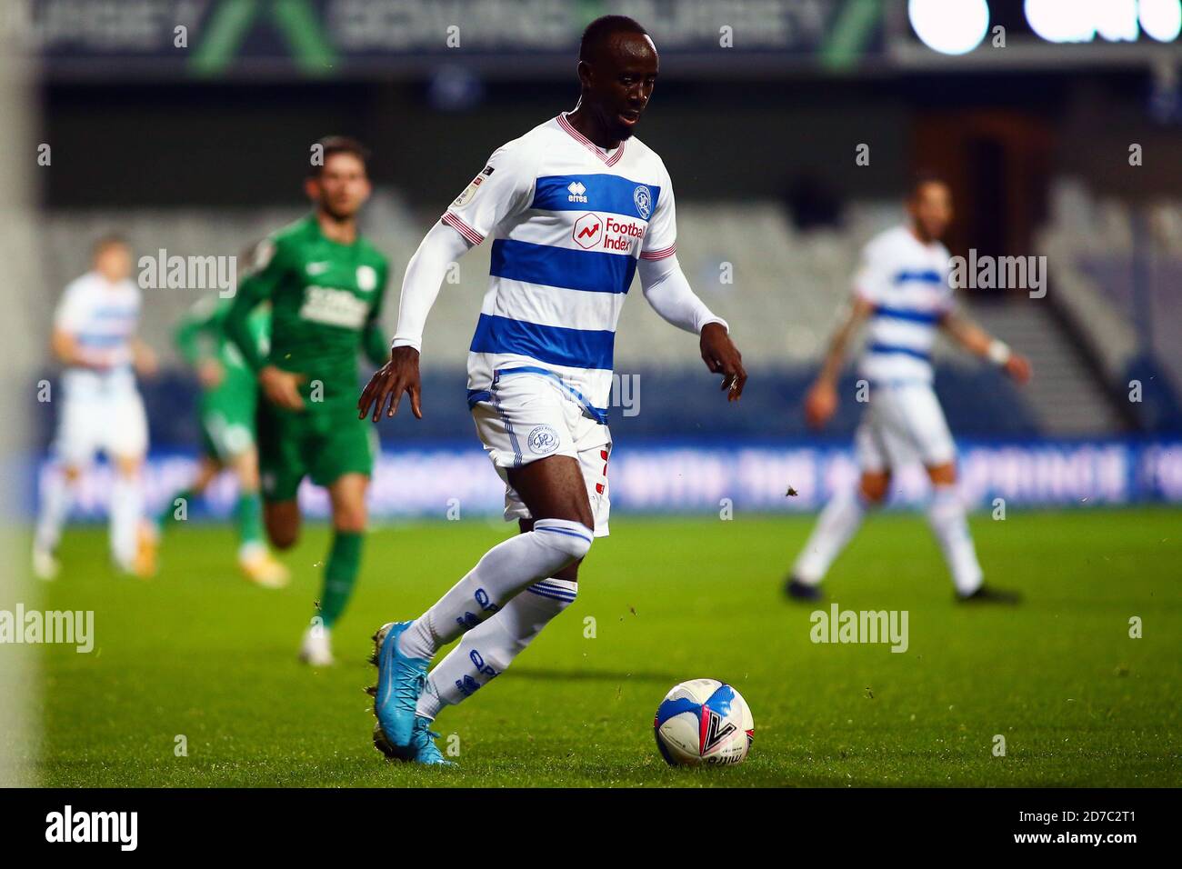 Londres, Royaume-Uni. 21 octobre 2020. Albert Adomah des Queens Park Rangers en action lors du match de championnat EFL Skybet, Queens Park Rangers v Preston ne au Kiyan Prince Foundation Stadium, Loftus Road à Londres, le mercredi 21 octobre 2020. Cette image ne peut être utilisée qu'à des fins éditoriales. Utilisation éditoriale uniquement, licence requise pour une utilisation commerciale. Aucune utilisation dans les Paris, les jeux ou les publications d'un seul club/ligue/joueur. photo par Tom Smeeth/Andrew Orchard sports Photography/Alay Live News crédit: Andrew Orchard sports Photography/Alay Live News Banque D'Images