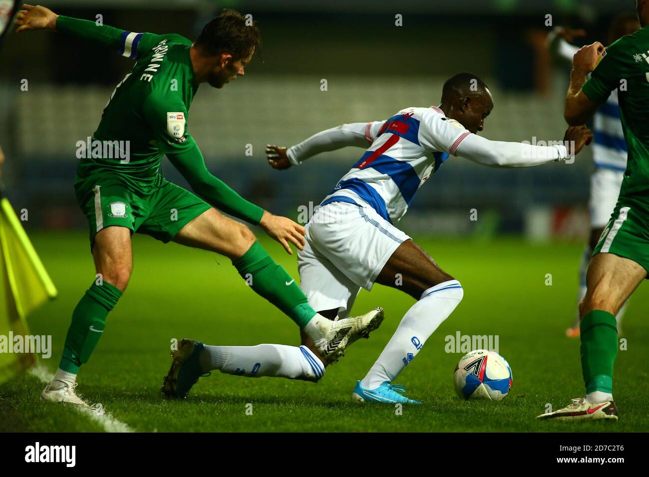 Londres, Royaume-Uni. 21 octobre 2020. Albert Adomah (37) des Queens Park Rangers en action lors du championnat EFL Skybet, Queens Park Rangers v Preston ne au Kiyan Prince Foundation Stadium, Loftus Road à Londres, le mercredi 21 octobre 2020. Cette image ne peut être utilisée qu'à des fins éditoriales. Utilisation éditoriale uniquement, licence requise pour une utilisation commerciale. Aucune utilisation dans les Paris, les jeux ou les publications d'un seul club/ligue/joueur. photo par Tom Smeeth/Andrew Orchard sports Photography/Alay Live News crédit: Andrew Orchard sports Photography/Alay Live News Banque D'Images