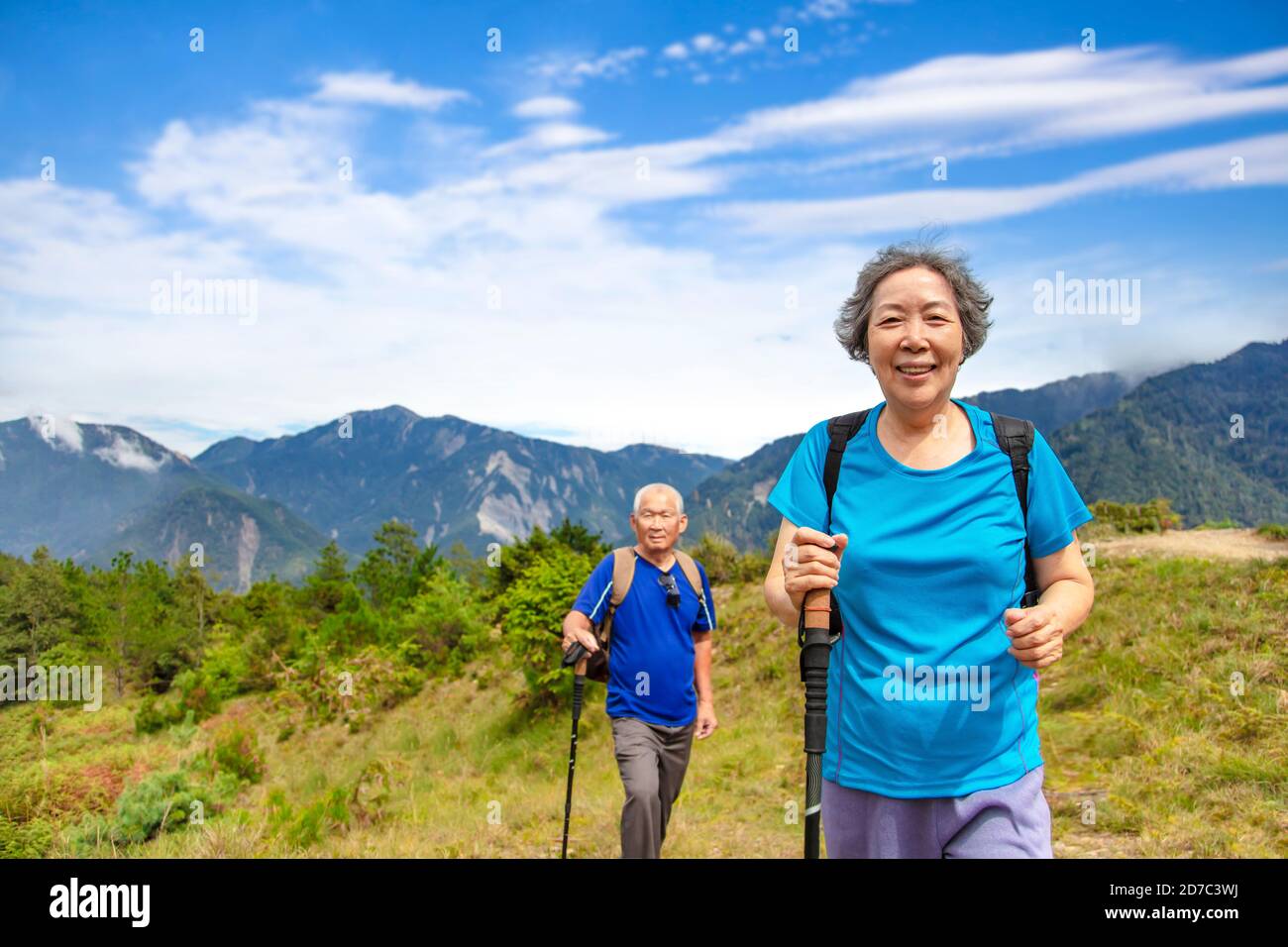 Couple asiatique senior randonnée sur les belles montagnes Banque D'Images