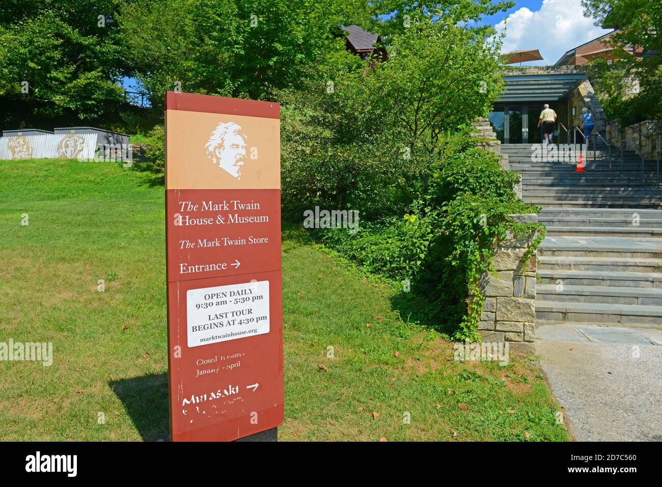 Panneau d'entrée à la maison Mark Twain. La maison et le musée de Mark Twain a été la maison de Mark Twain de 1874 à 1871 avec le style américain High Gothic en bas Banque D'Images Panneau d'entrée à la maison Mark Twain. La maison et le musée de Mark Twain a été la maison de Mark Twain de 1874 à 1871 avec le style américain High Gothic en bas Banque D'Images