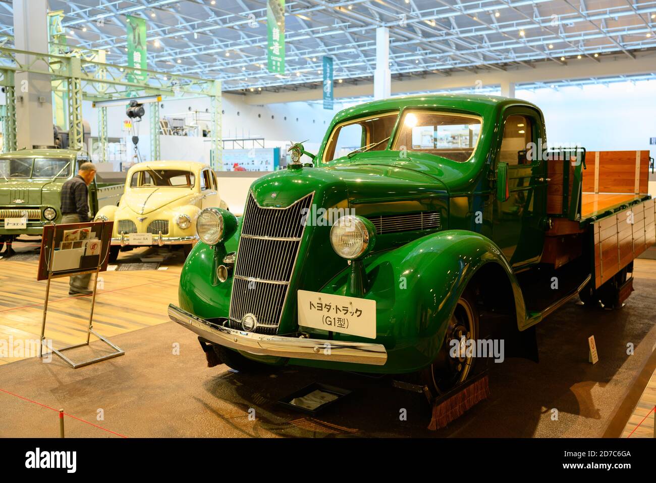 Nagoya / Japon novembre 26 2019 : camionnette classique de couleur verte garée dans le hall du Musée commémoratif de l'industrie et de la technologie. Toyota est un pape Banque D'Images