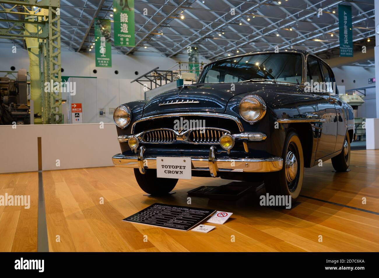 Nagoya / Japon nov 26 2019 : le modèle de voiture classique Toyopet Crown est stationné dans le hall du Musée commémoratif de l'industrie et de la technologie. Toyota est populaire Banque D'Images