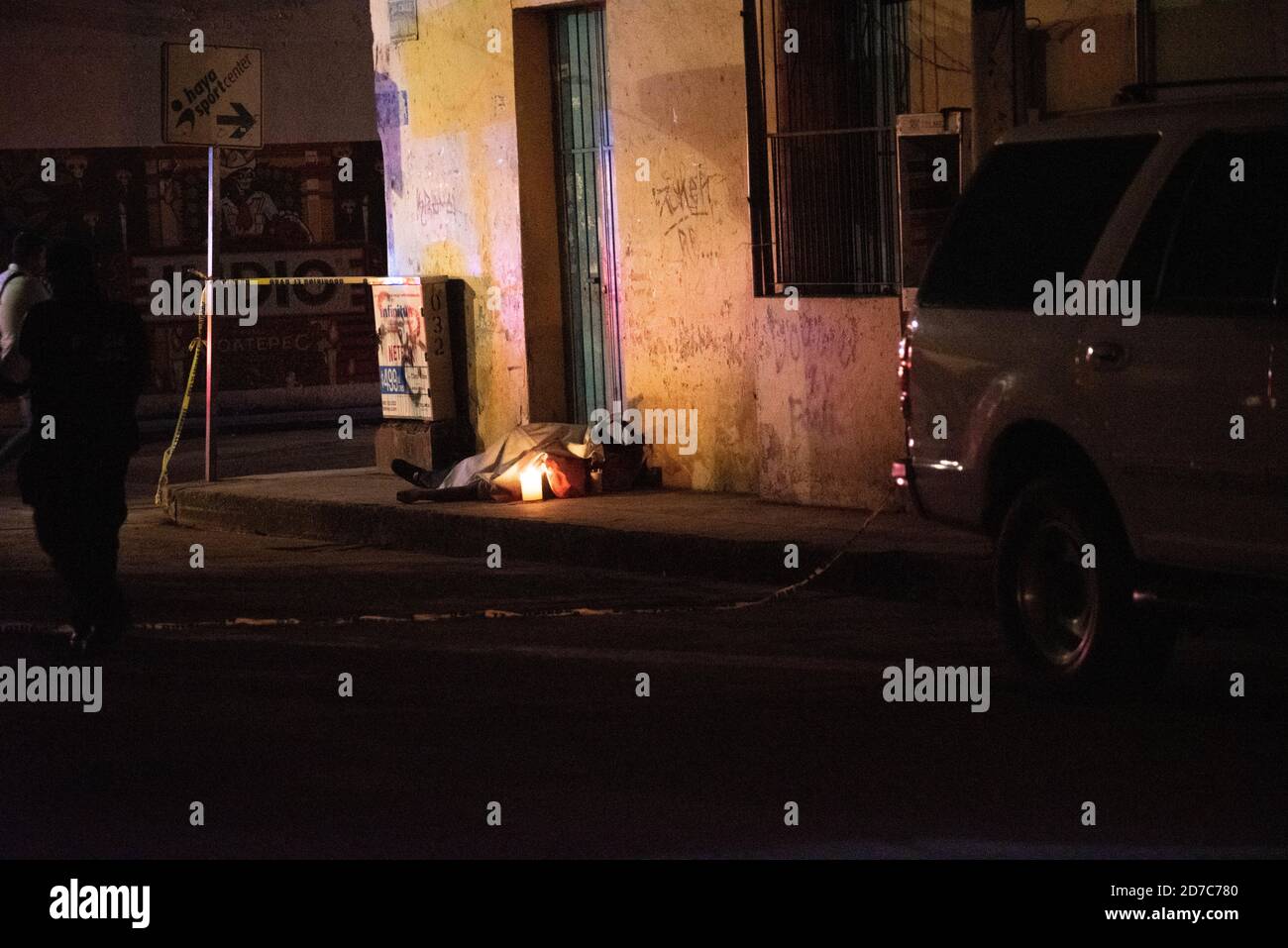 CONTENU GRAPHIQUE CONTENU GRAPHIQUE Coatepec, Veracruz, México. 21 octobre 2020. Un homme a été tué par balle par des inconnus dans l'une des rues de Coatepec, dans le centre de Veracruz. Ce meurtre s'ajoute à la vague de violence dans la communauté due aux combats des cartels rivaux. Credit: Hector Adolfo Quintanar Perez/ZUMA Wire/Alay Live News Banque D'Images