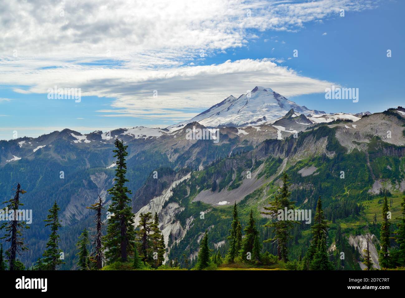 Vue sur Mount Baker depuis Artist point en été Banque D'Images