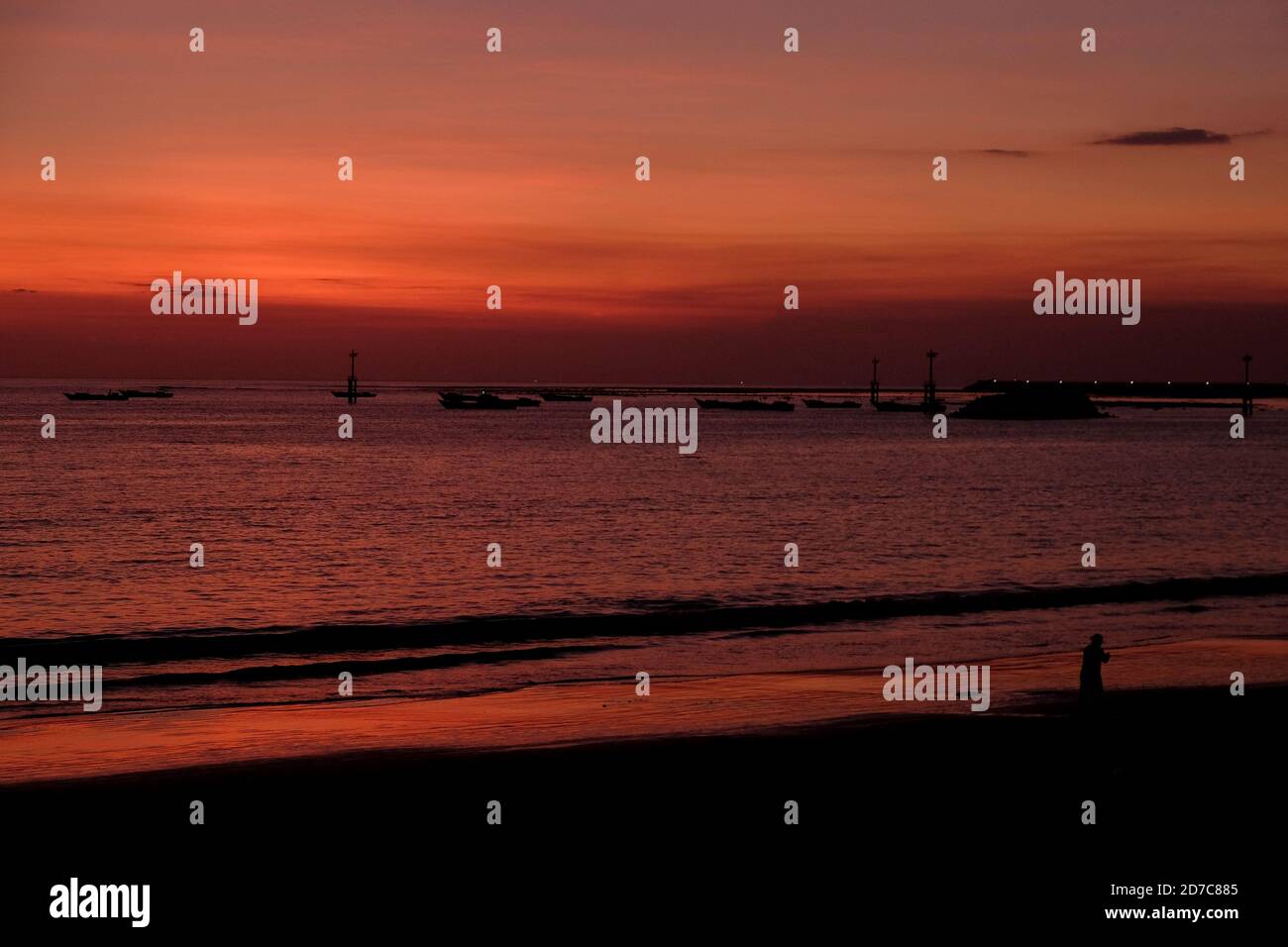 Une personne marche le long de la plage de Kedonganan après le coucher du soleil à Jimbaran Bay en Indonésie le 4 juillet 2015. Credit: Yuriko Nakao/AFLO/Alamy Live News Banque D'Images