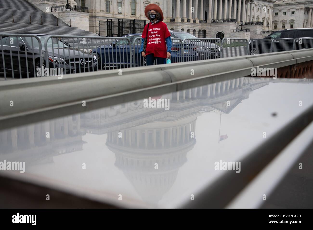 Washington, États-Unis. 21 octobre 2020. Un piéton portant une chemise qui dit « Hey Mitch: Prove youÕre not a liar and a hypocrite » marche près du Capitole des États-Unis à Washington, DC, le 21 octobre 2020 dans le contexte de la pandémie du coronavirus. Comme l'ont confirmé le cas de COVID-19 continue d'augmenter rapidement dans une nouvelle vague de cas à l'échelle nationale, le président Donald Trump et l'ancien vice-président Joe Biden se préparent pour le débat présidentiel final de demain, le jour de l'élection à moins de deux semaines. (Graeme Sloan/Sipa USA) Credit: SIPA USA/Alay Live News Banque D'Images