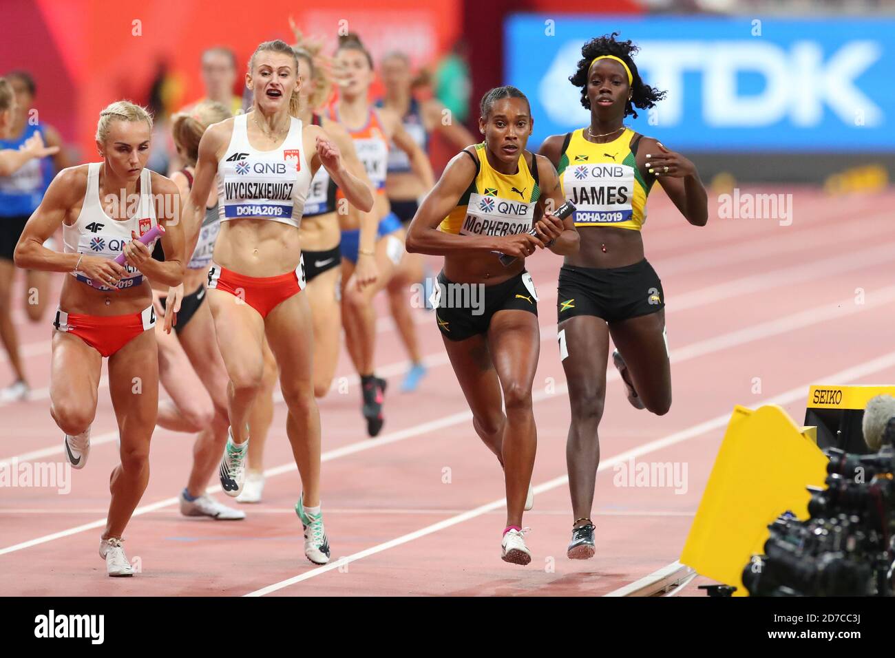 Doha, Qatar. 5 octobre 2019. (De gauche à droite) Justyna Swiety-Ersetic, Patrycja Wyciszkiewicz (POL), Stephenie Ann McPherson, Tiffany James (JAM) Athlétisme : Championnats du monde de l'IAAF Doha 2019 chaleur relais féminine de 400 m au stade international de Khalifa à Doha, Qatar . Credit: YUTAKA/AFLO SPORT/Alay Live News Banque D'Images