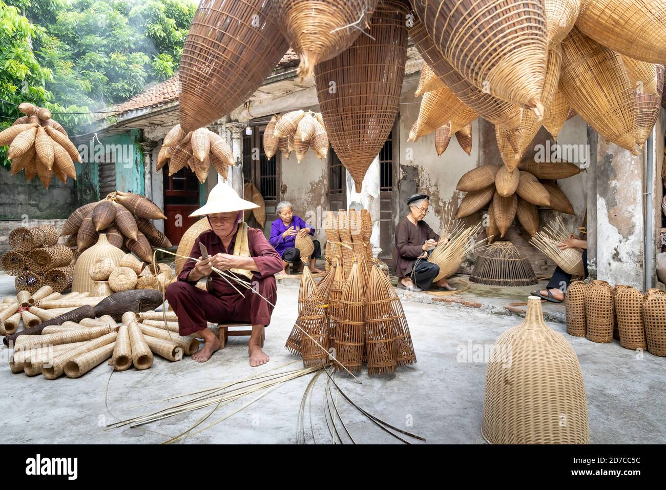 Hung Yen province, Vietnam - 16 septembre 2020 : des femmes non identifiées qui vivent dans un village traditionnel sont à tisser des bâtons de bambou pour fabriquer des produits de bambou. Banque D'Images