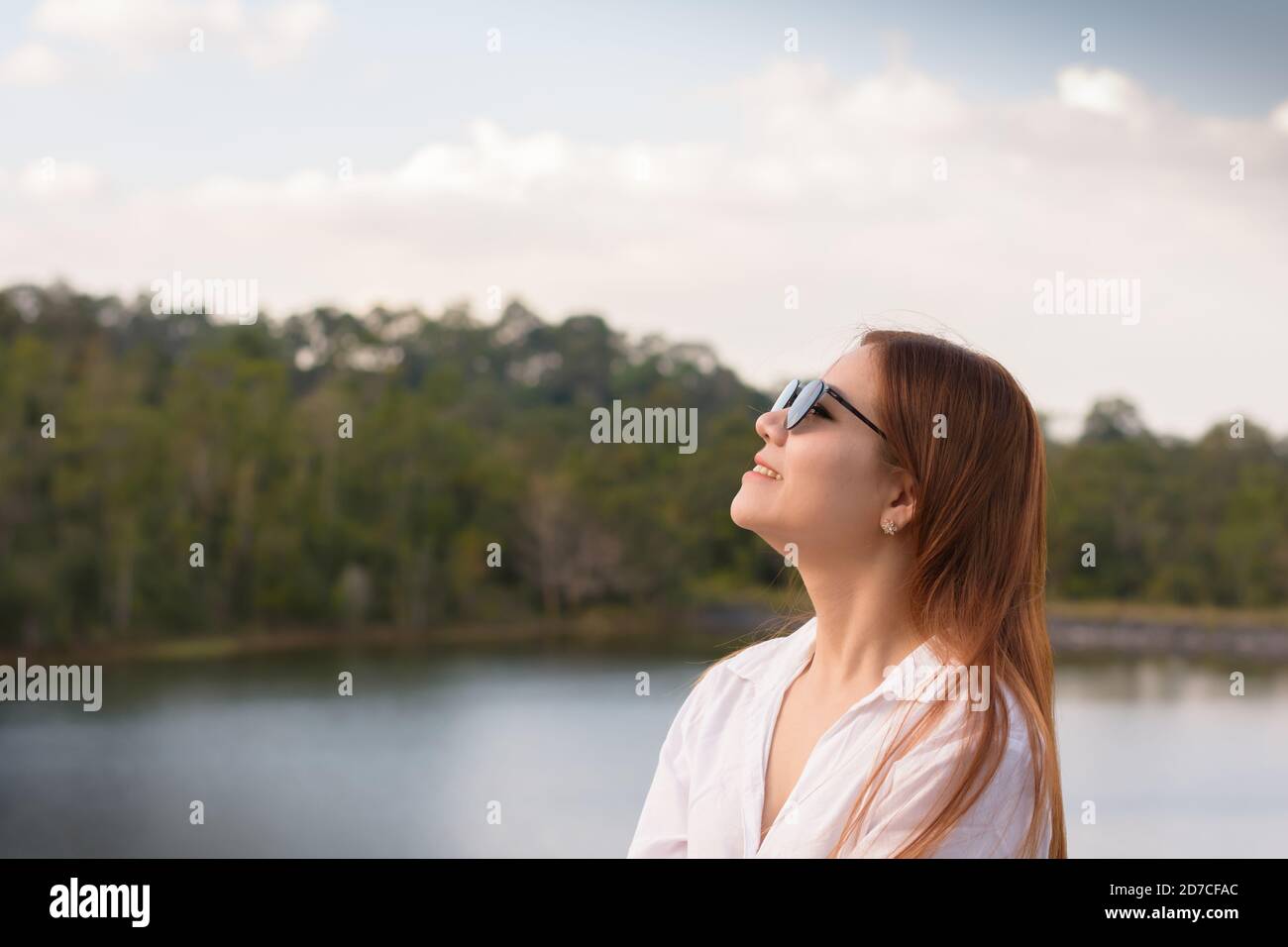 Portrait femme asiatique feelling fraîcheur et détente dans la forêt Banque D'Images