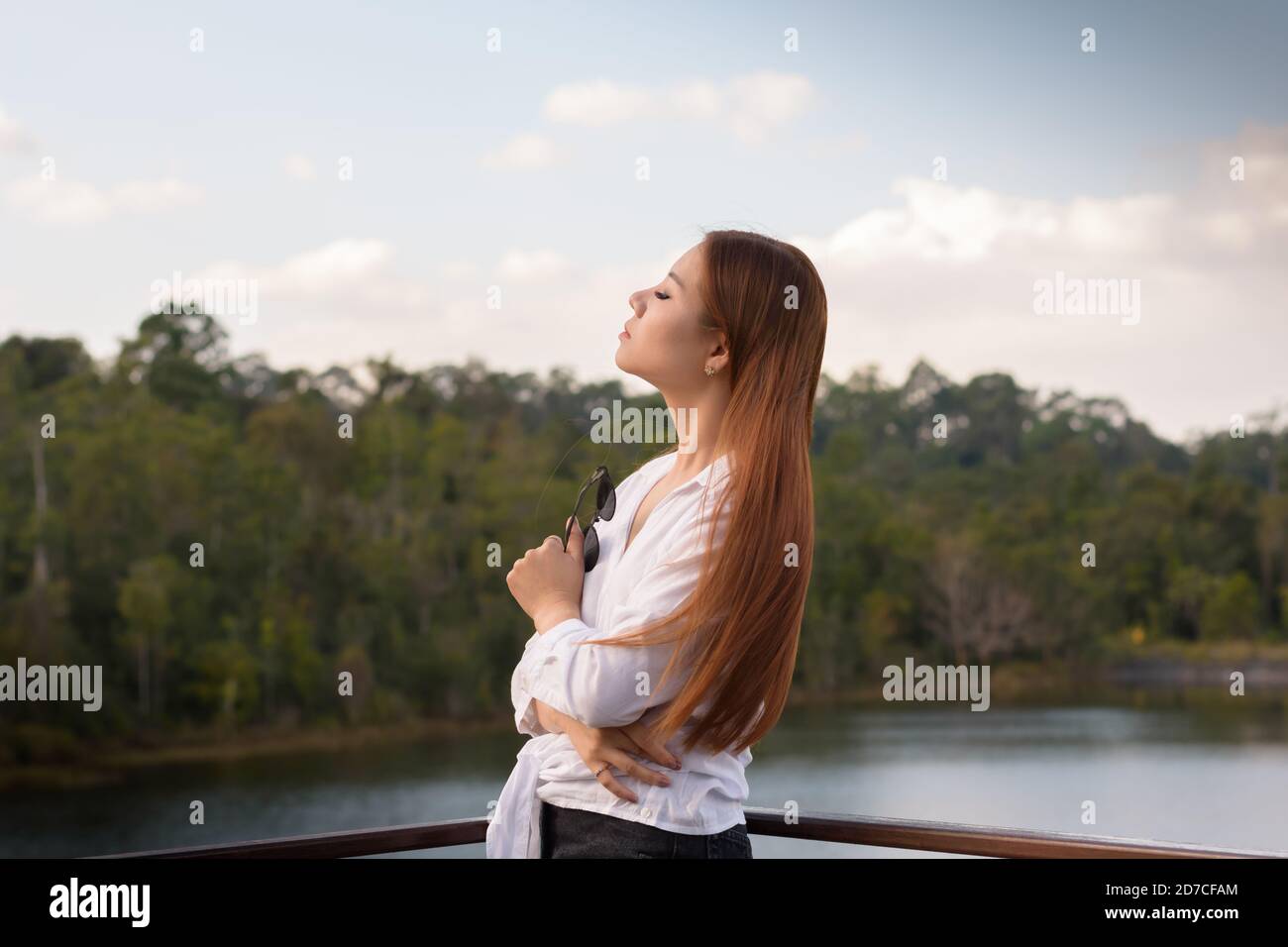Portrait asian femme debout et reposant dans la forêt Banque D'Images
