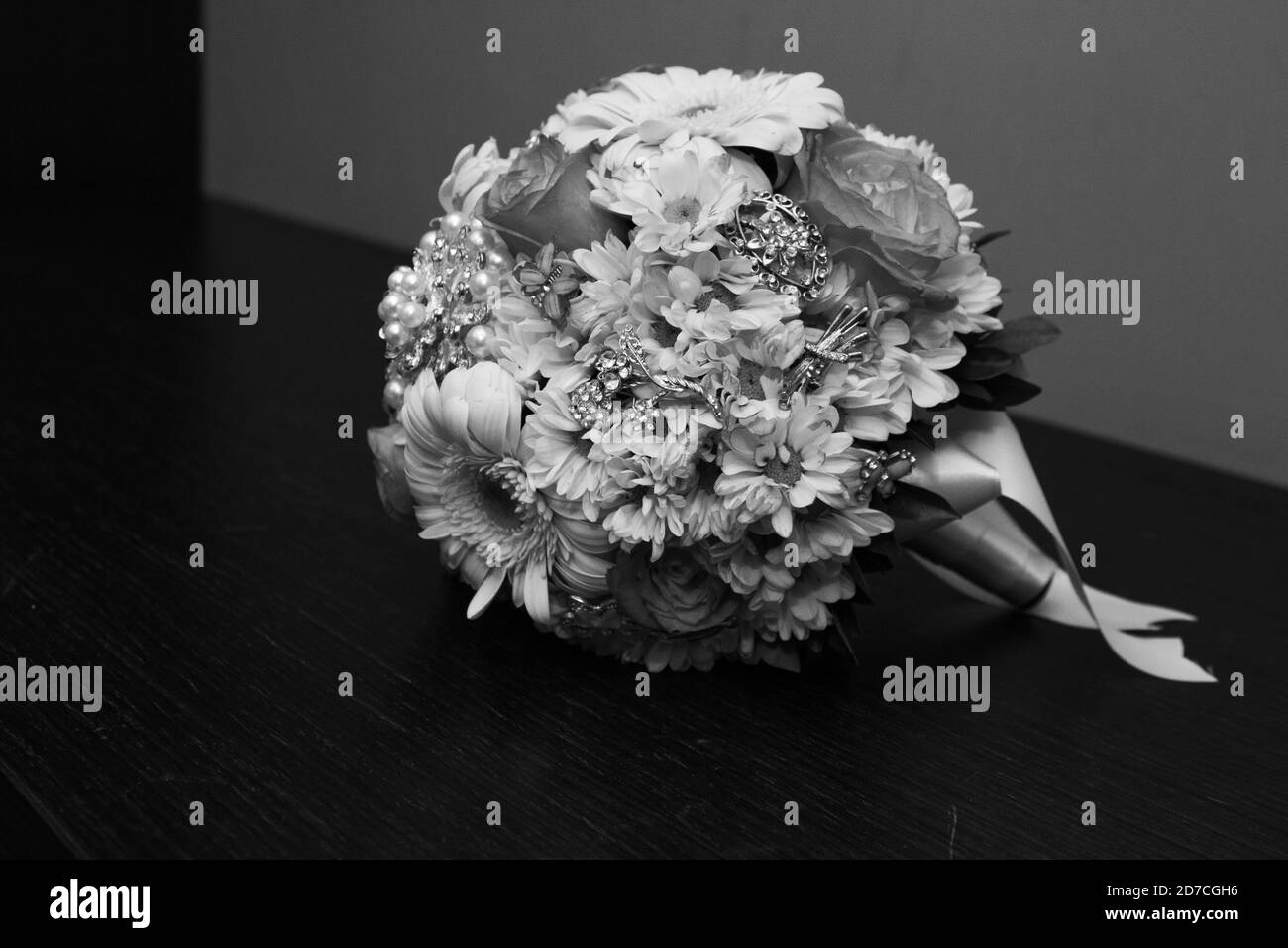 Gros plan en niveaux de gris du bouquet de la mariée sur une table Banque D'Images