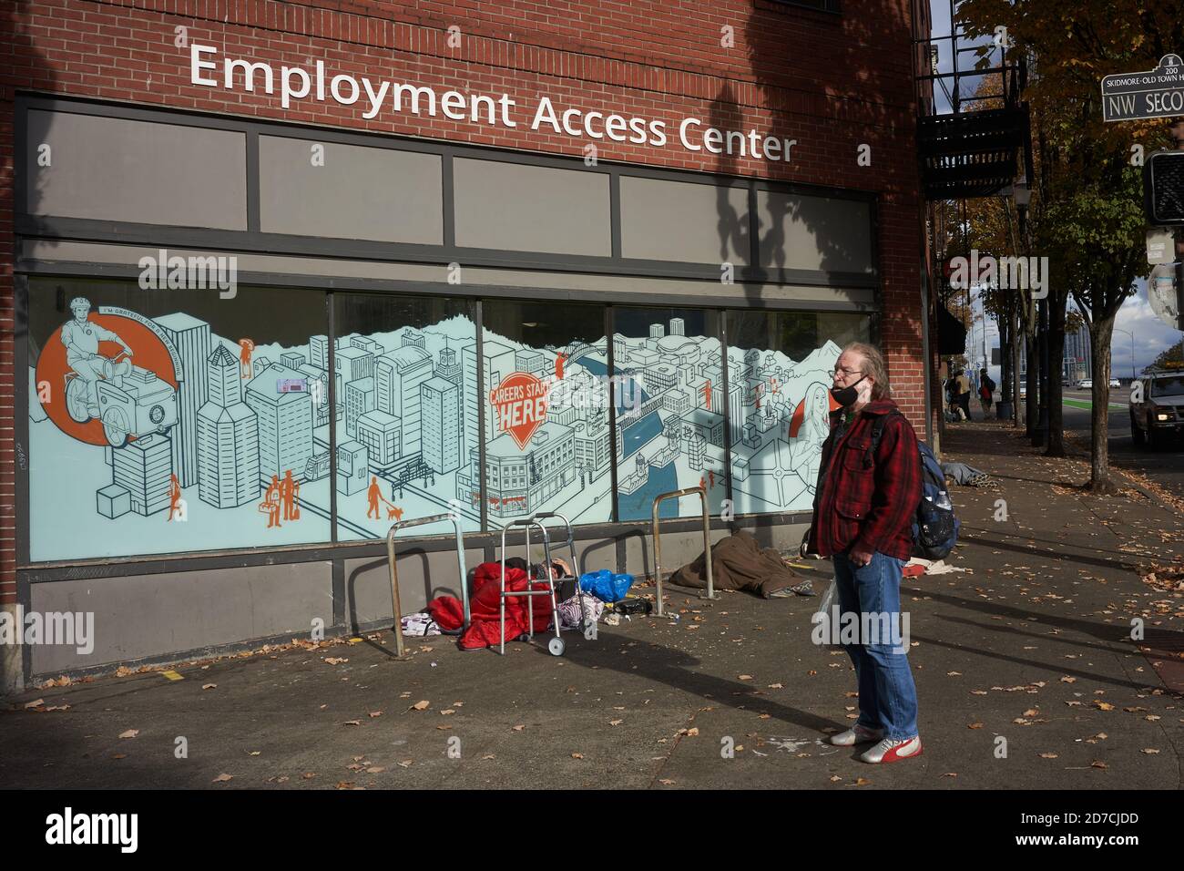 Scène de rue à l'extérieur du centre d'accès à l'emploi de Central City Concern à Portland, Oregon, le lundi 19 octobre 2020, dans le contexte de la pandémie du coronavirus. Banque D'Images