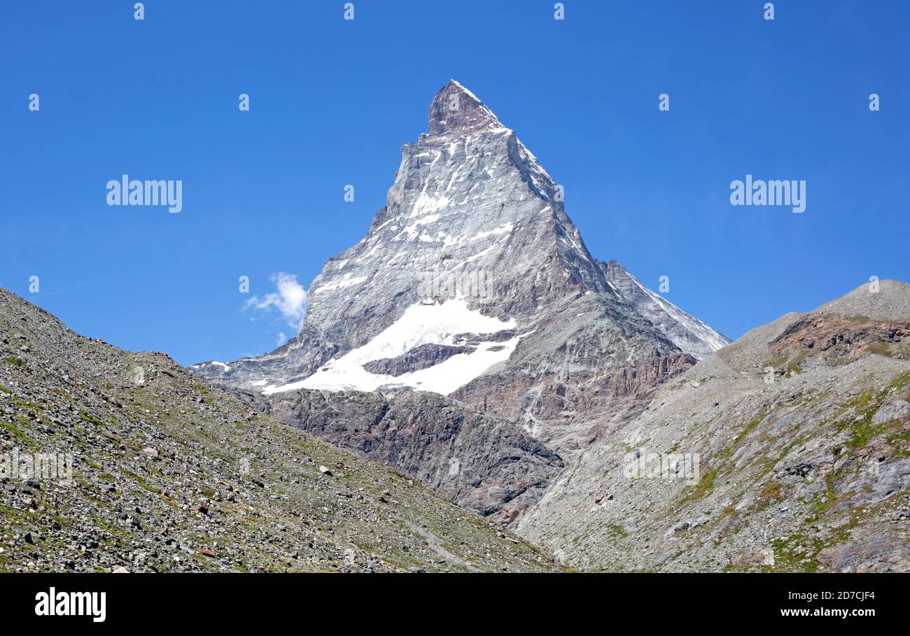 Le Cervin, emblème emblématique des Alpes suisses, l'été Banque D'Images