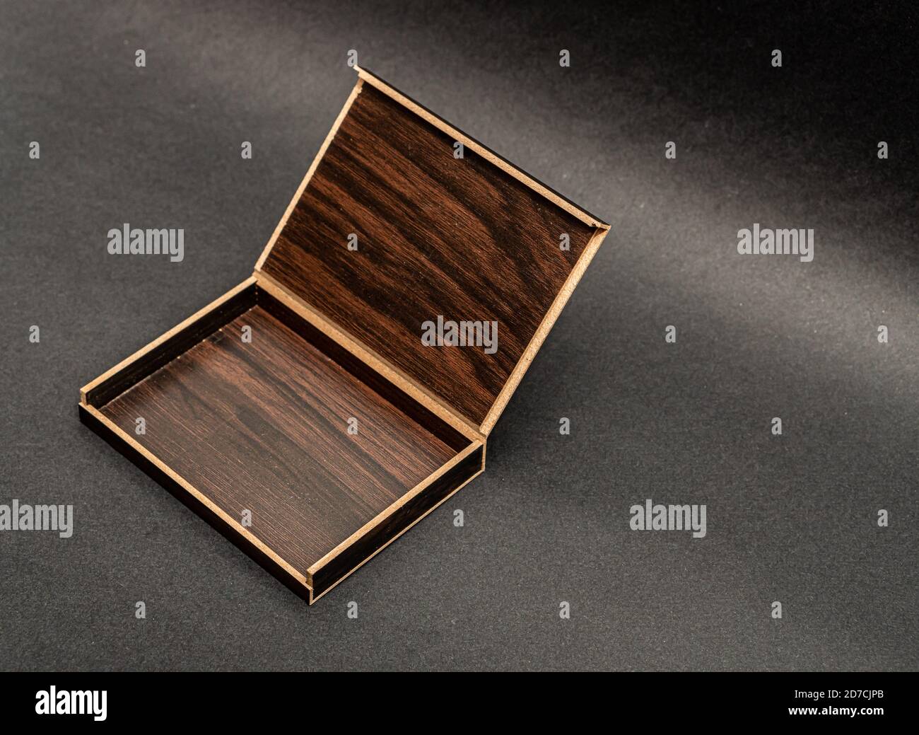 Boîte à bijoux en bois ouverte isolée sur fond noir Banque D'Images