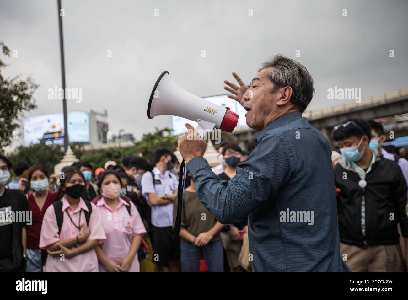 Un manifestant en faveur de la démocratie s’adresse à la foule lors d’une manifestation anti-gouvernementale dans la capitale thaïlandaise. Des milliers de manifestants pro-démocratie ont envahi les rues du monument de la victoire en demandant la démission du Premier ministre thaïlandais et la réforme de la monarchie pour le septième jour après un «état d'urgence sévère» déclaré par le Premier ministre Prayut Chan-o-cha. Les manifestants ont défilé du Monument de la victoire à la Maison du gouvernement et ont remis une lettre au Premier ministre Prayut Chan-o-cha lui demandant de démissionner avant 3 jours. La manifestation a pris fin pacifiquement. Banque D'Images